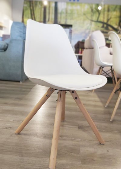 silla nordica color blanco pata madera 01