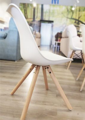 silla nordica color blanco pata madera 02